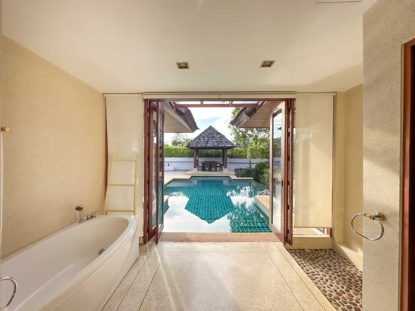 Property image - full photo 4