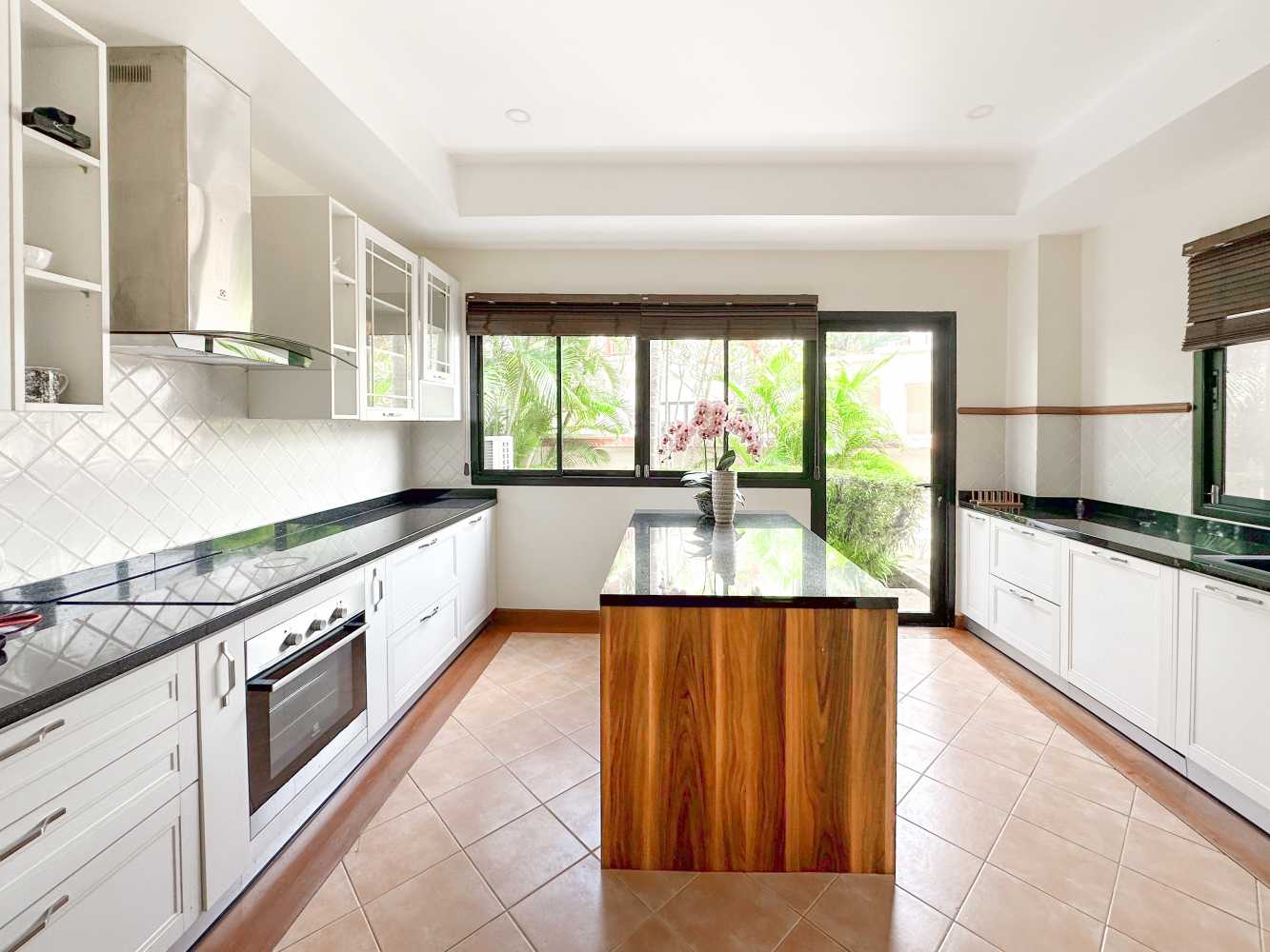 Property image - full photo 11