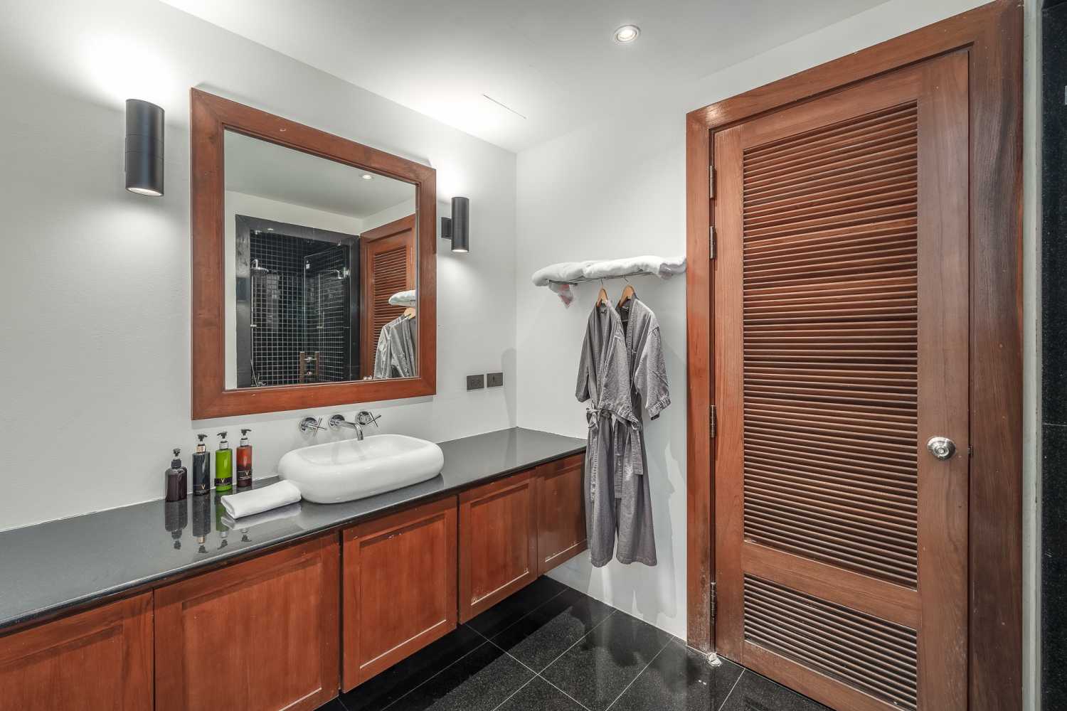 Property image - full photo 28