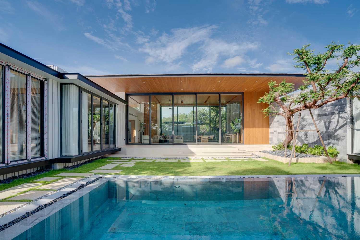 Property image - full photo 2
