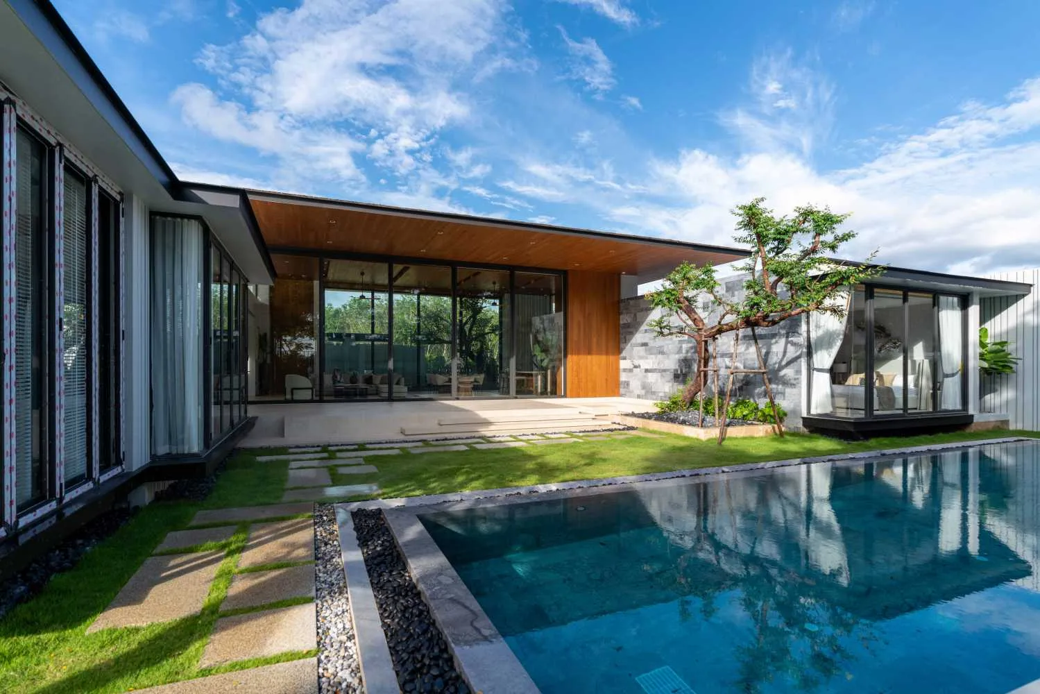 Property image - full photo 3