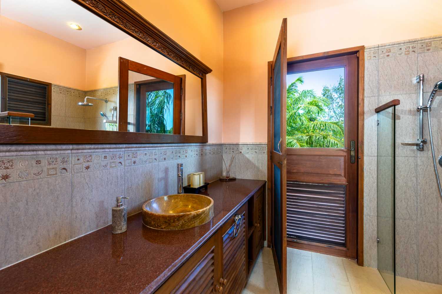 Property image - full photo 16
