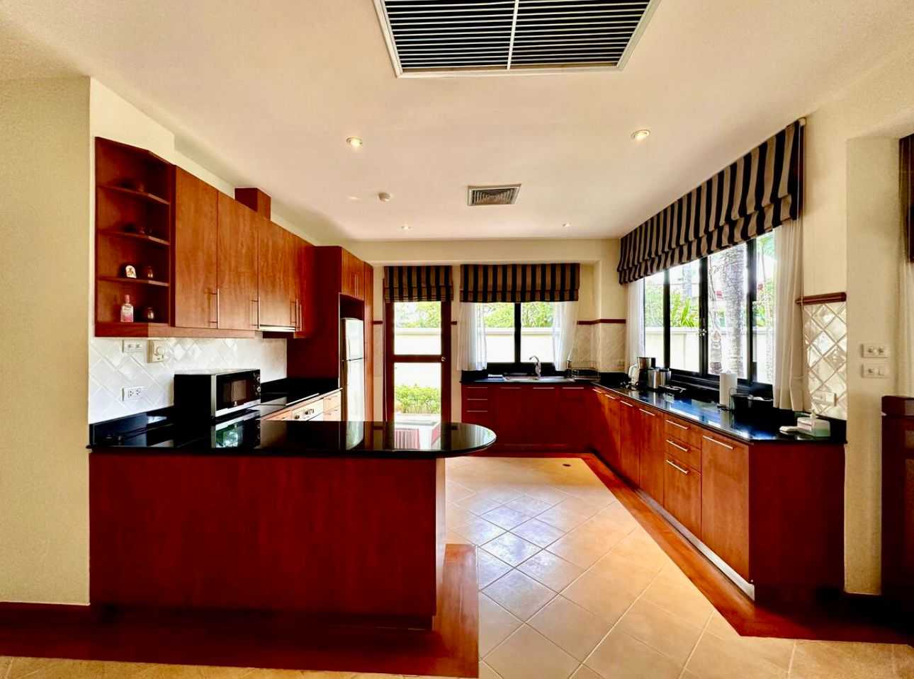 Property image - full photo 4
