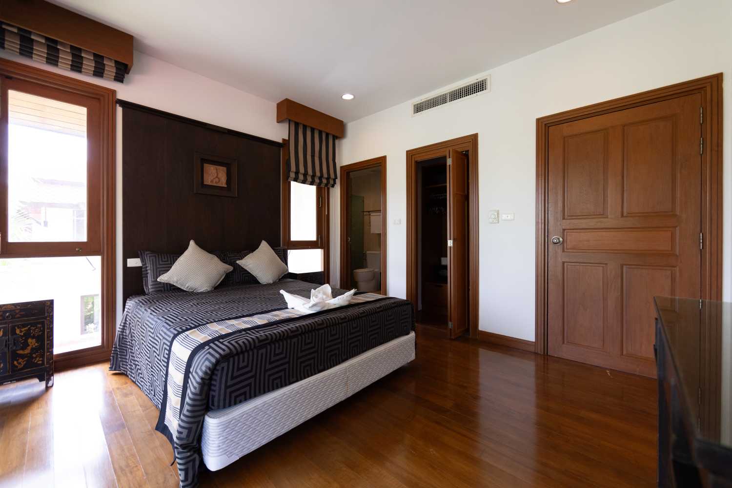 Property image - full photo 11