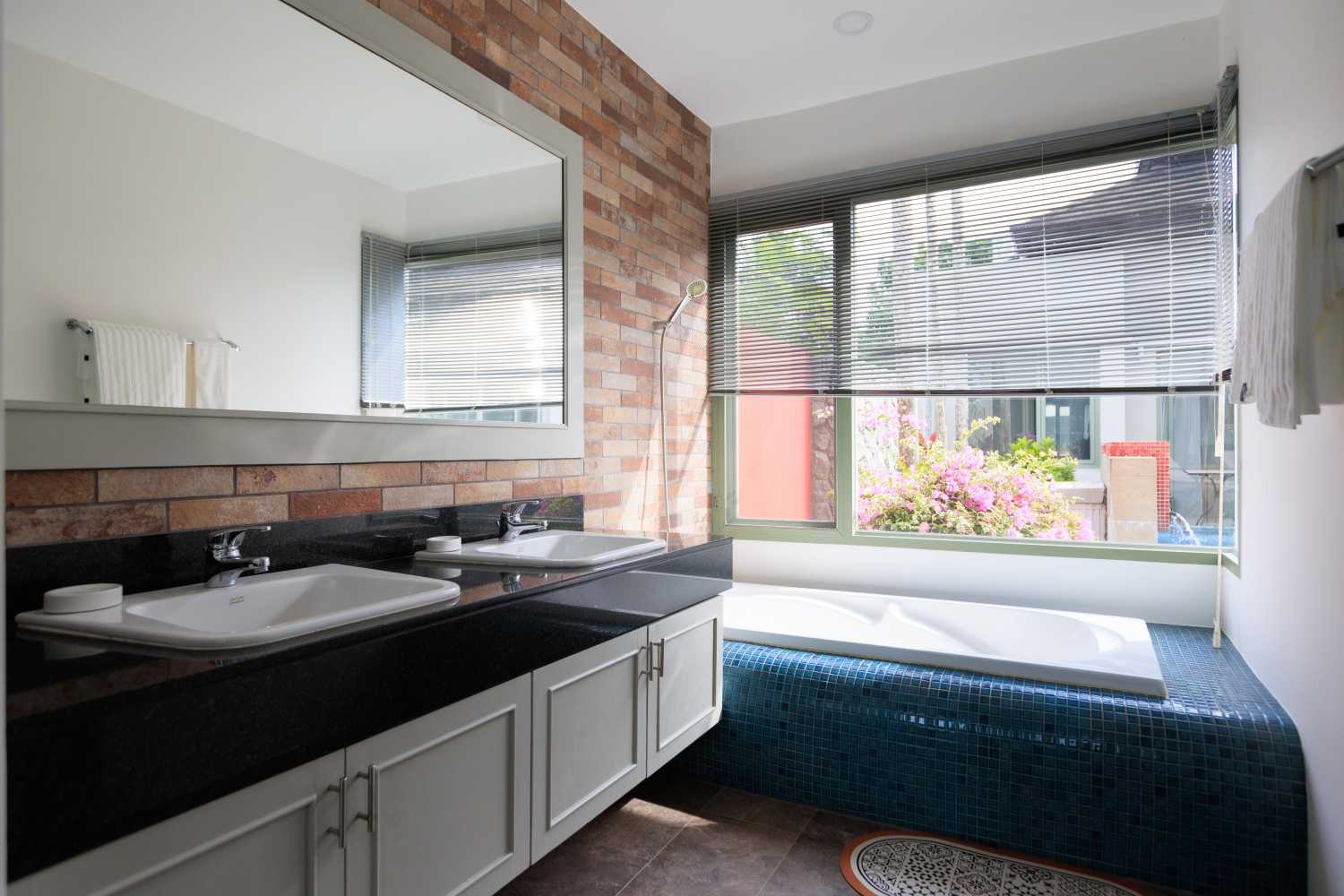 Property image - full photo 5