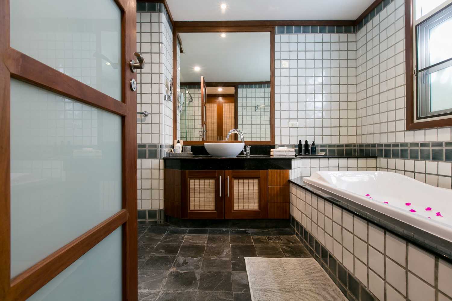 Property image - full photo 12