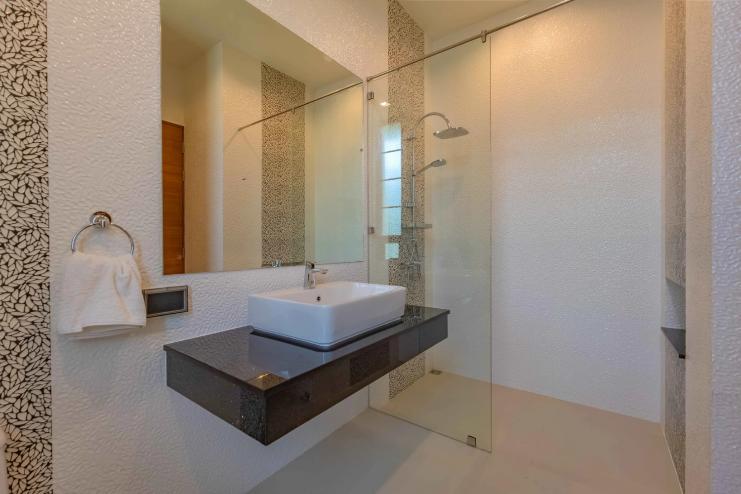 Property image - full photo 18