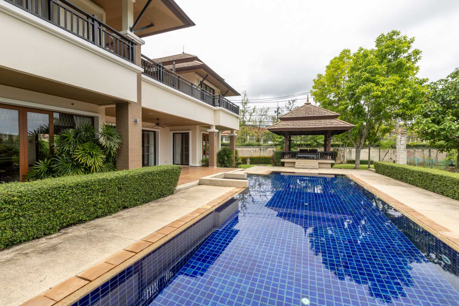 Property image - full photo 2