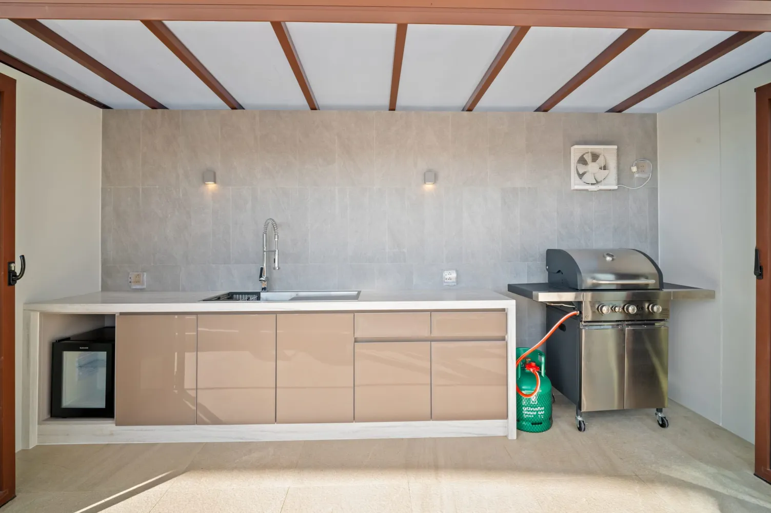 Property image - full photo 2