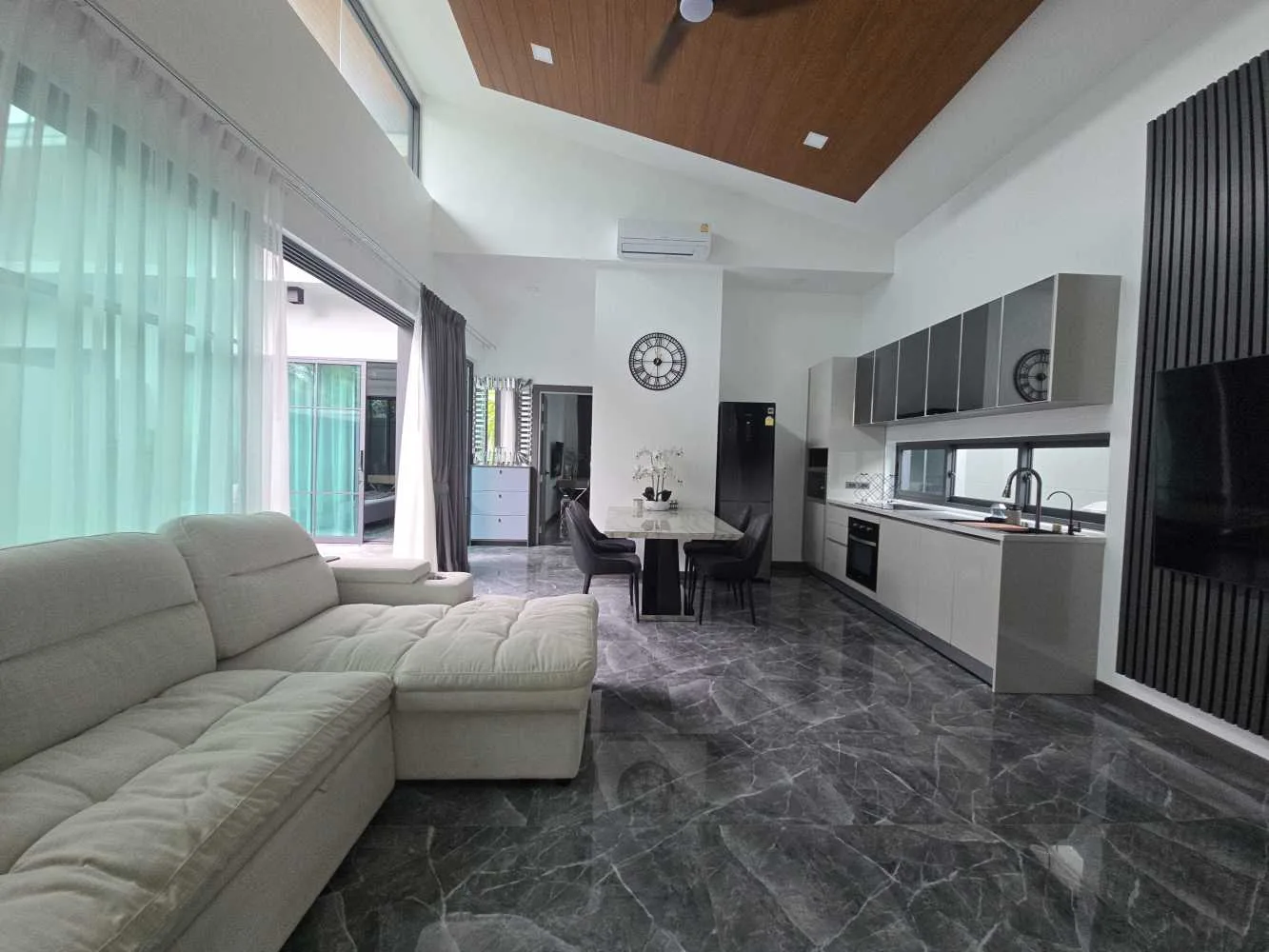 Property image - full photo 3