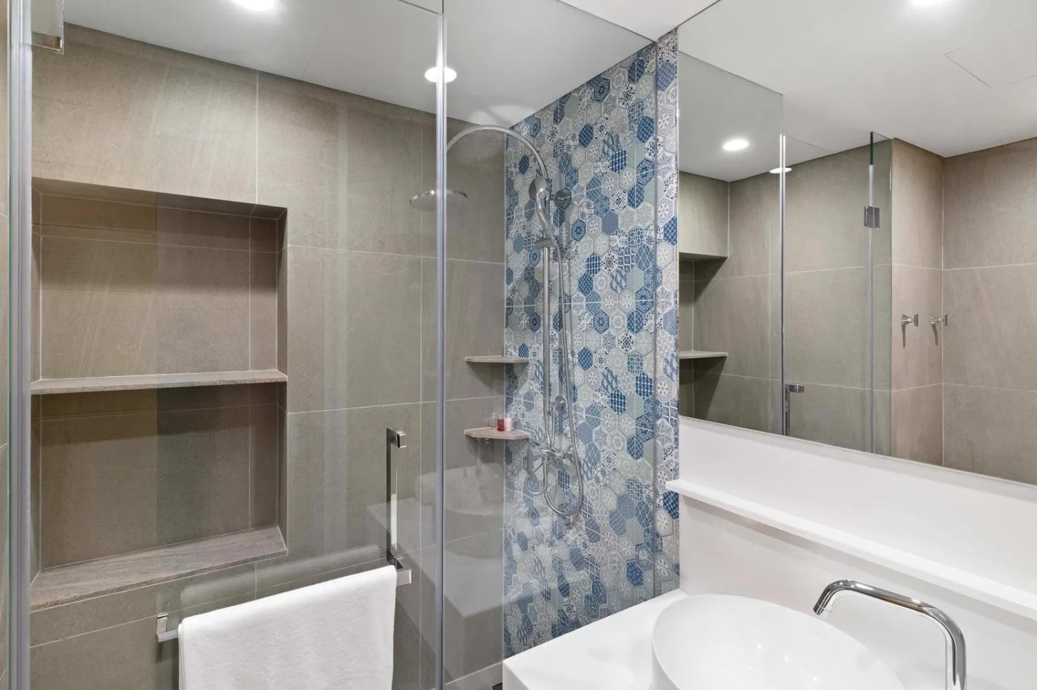 Property image - full photo 18