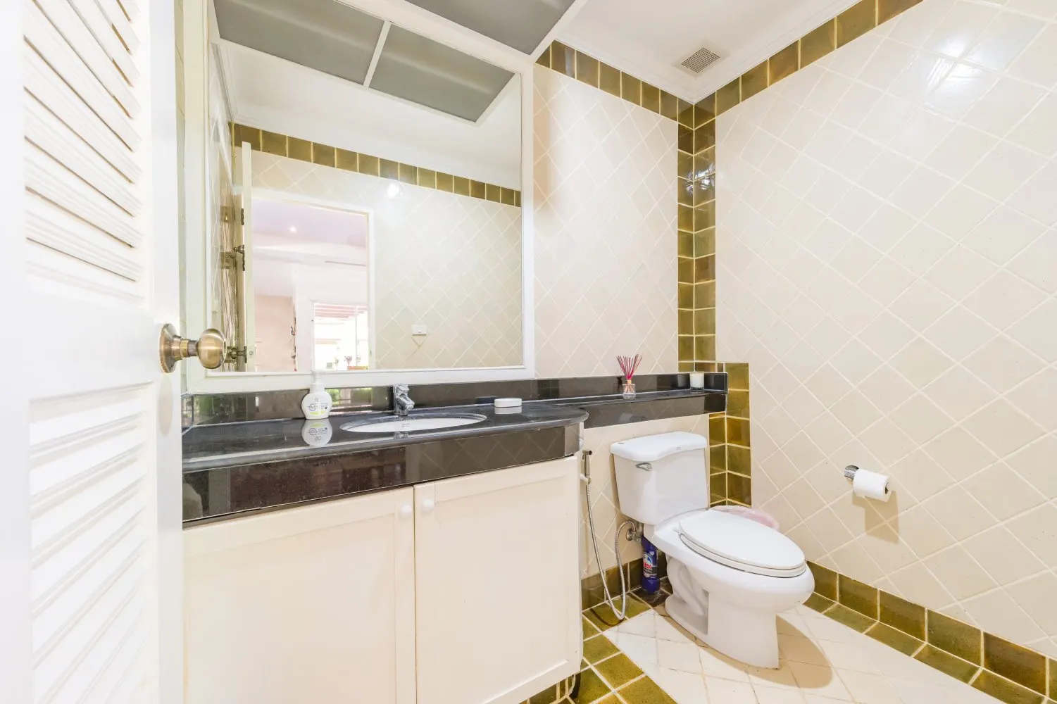 Property image - full photo 32