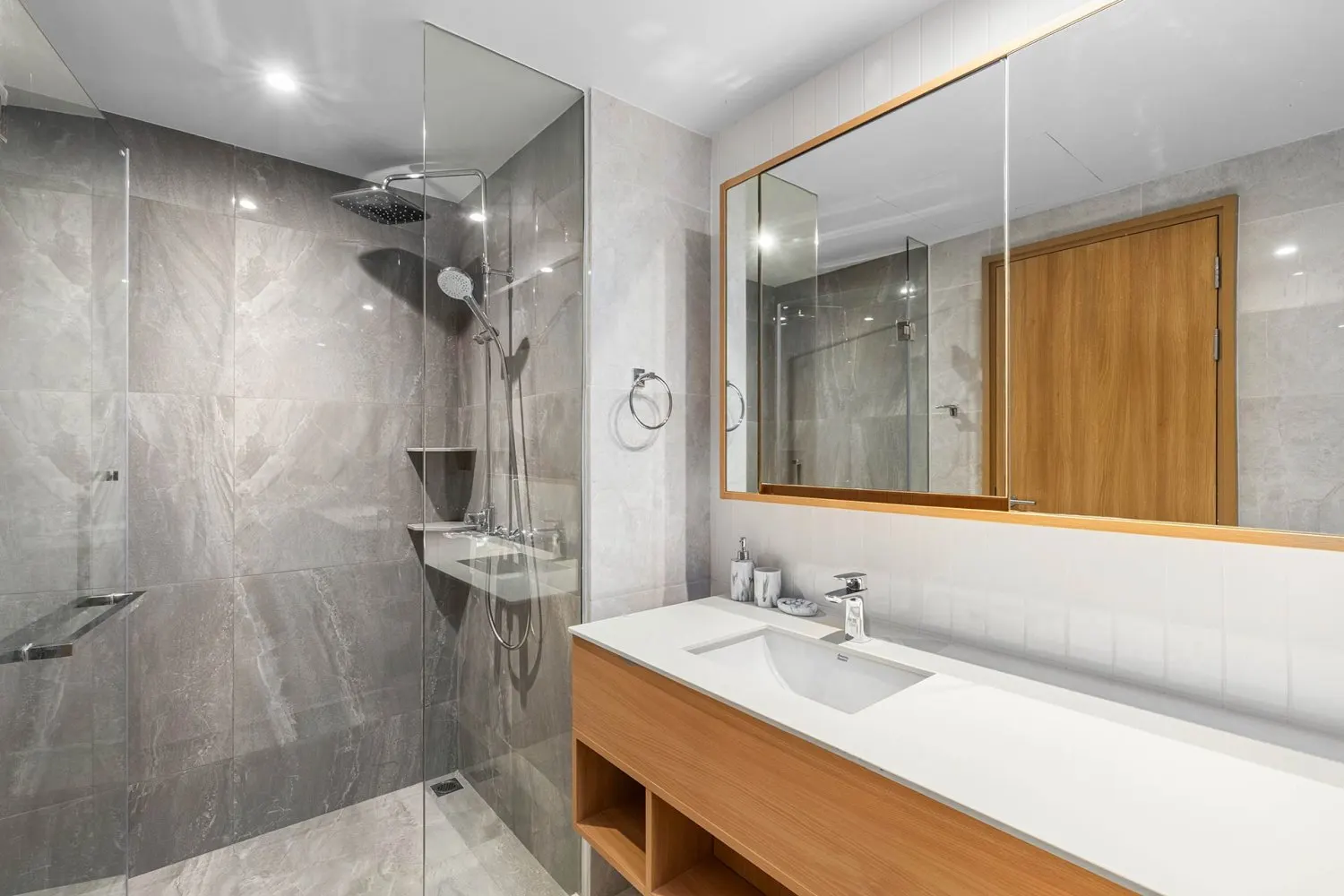 Property image - full photo 7