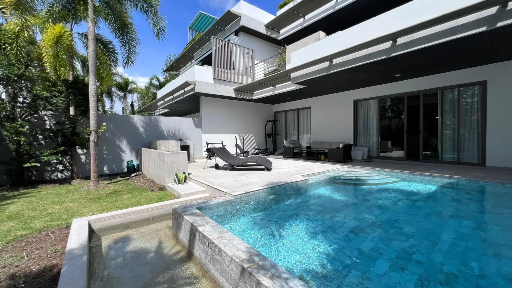 Property image - full photo 2