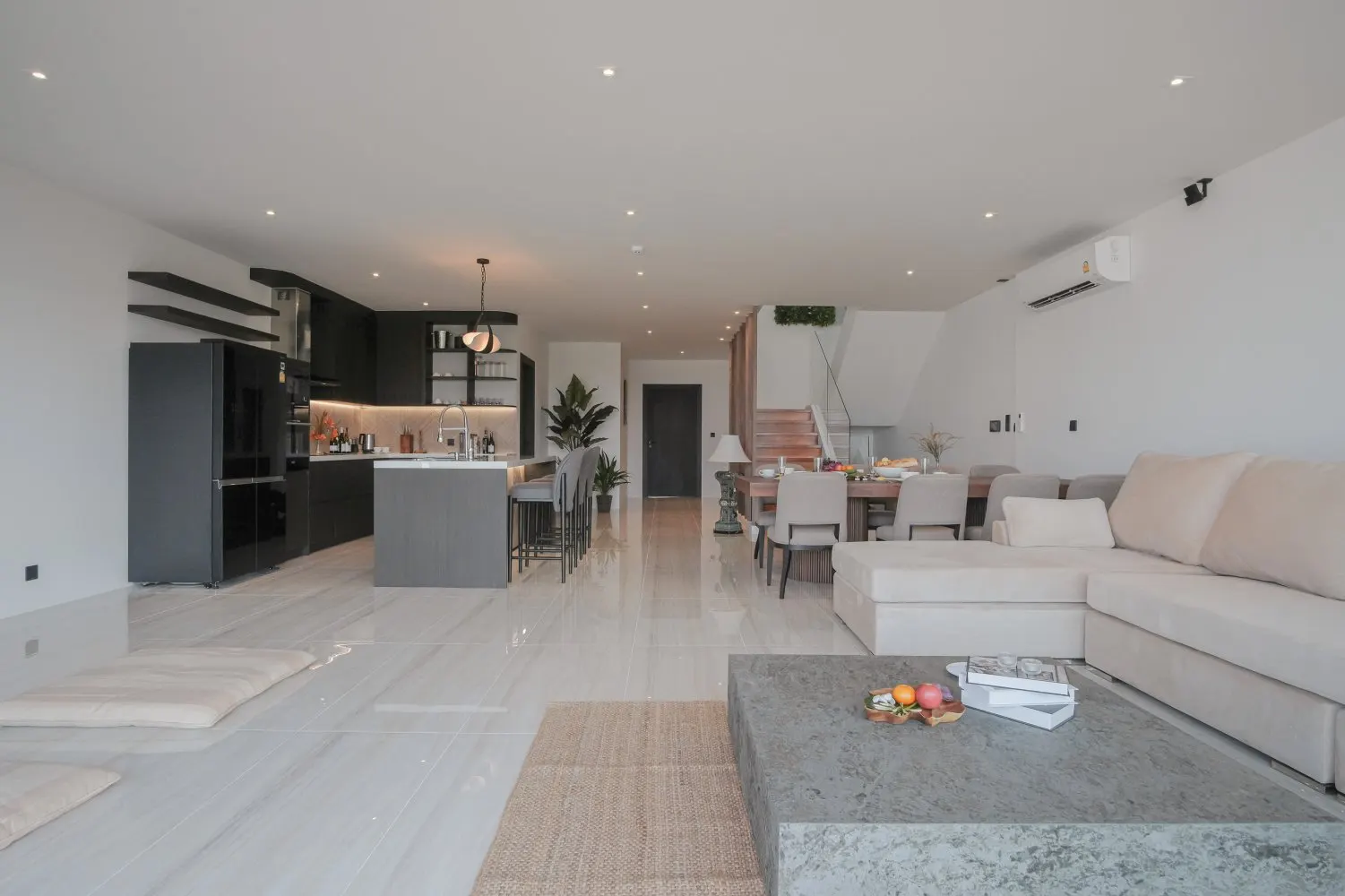 Property image - full photo 4
