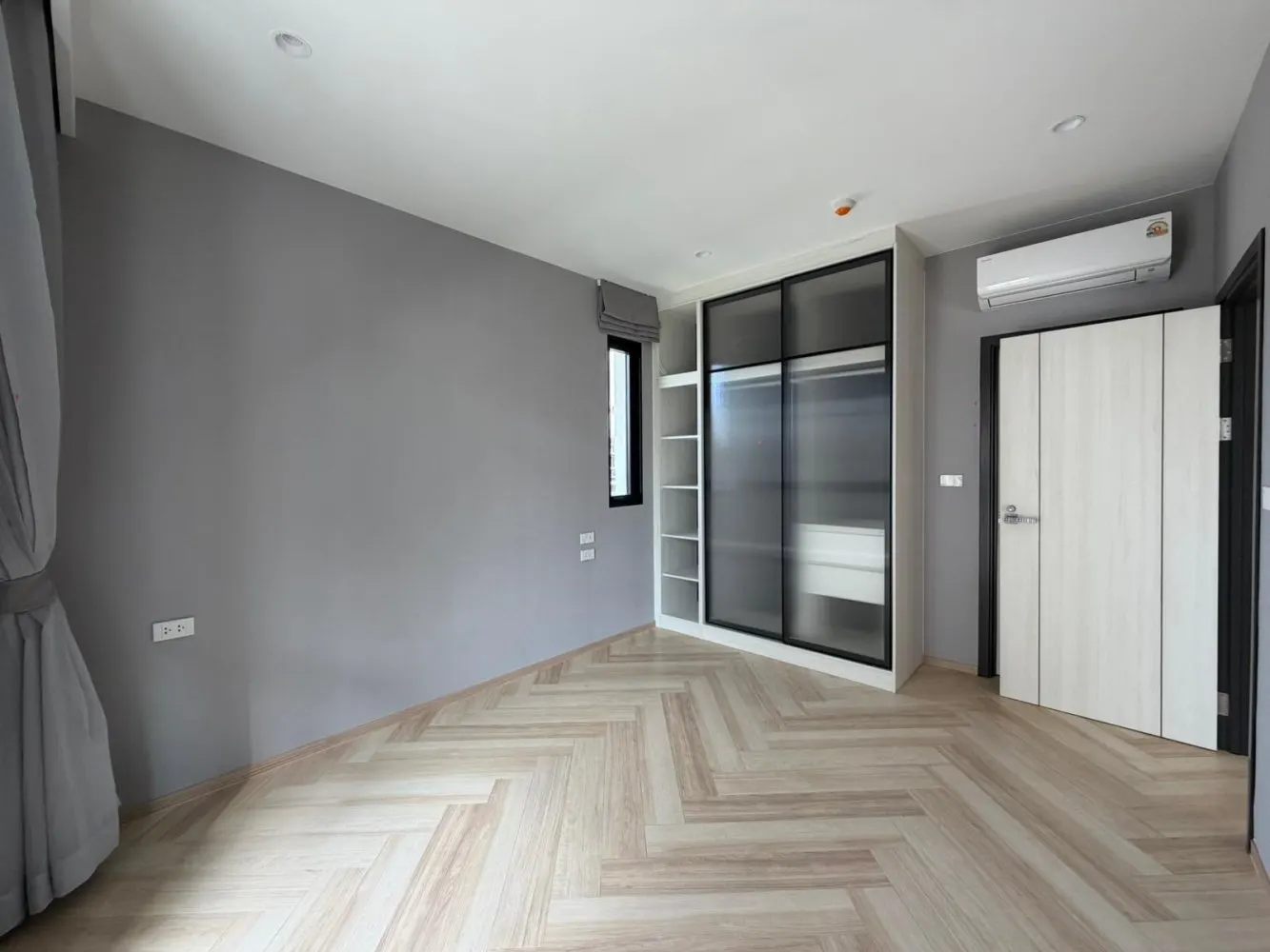 Property image - full photo 3