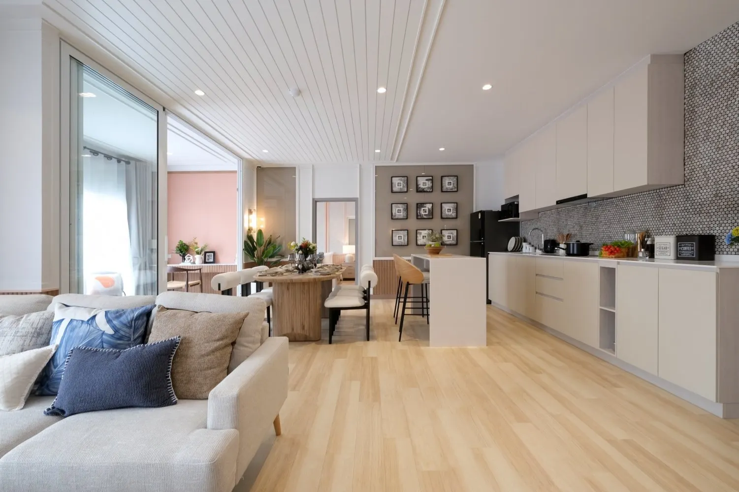 Property image - full photo 3