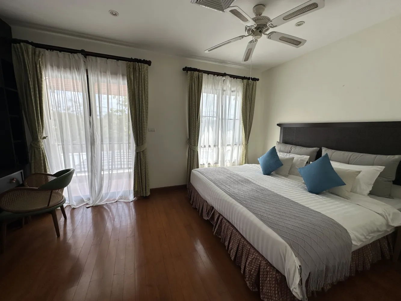 Property image - full photo 4