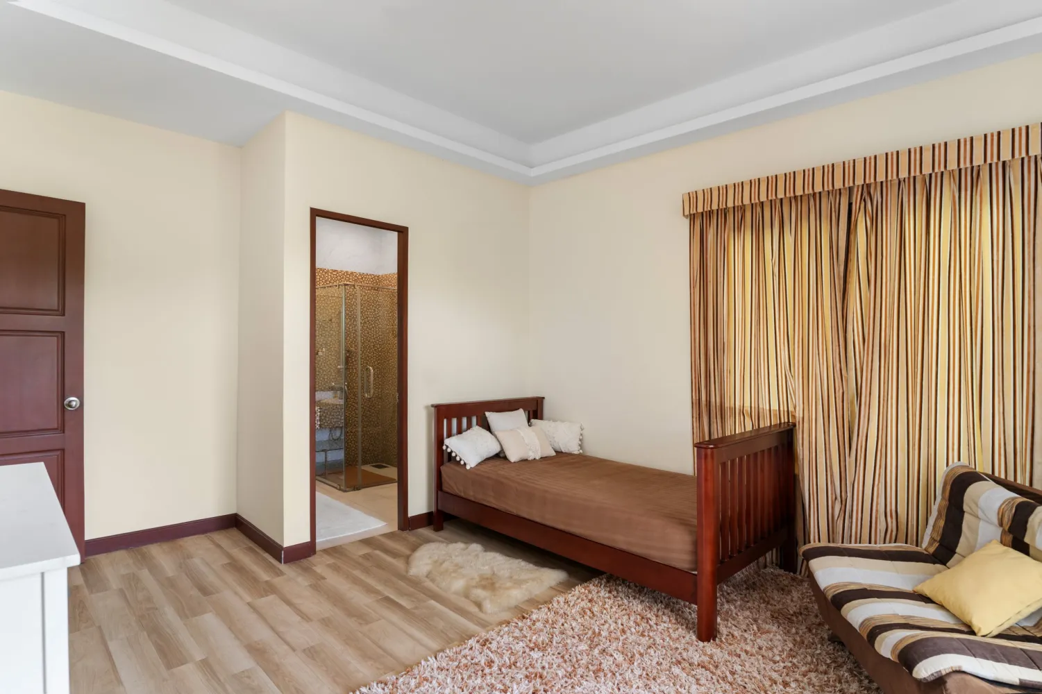 Property image - full photo 32