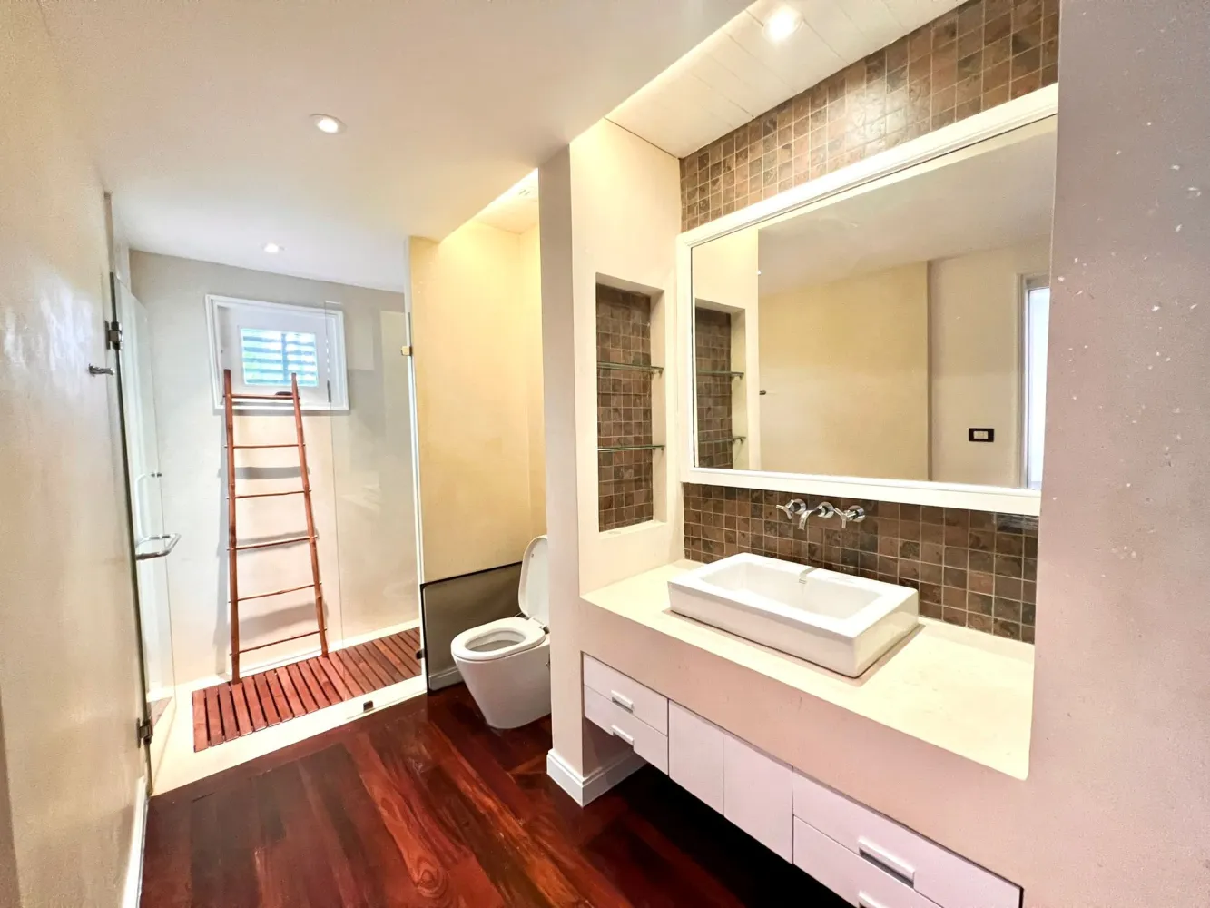 Property image - full photo 9