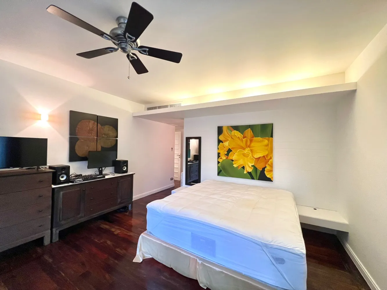 Property image - full photo 16