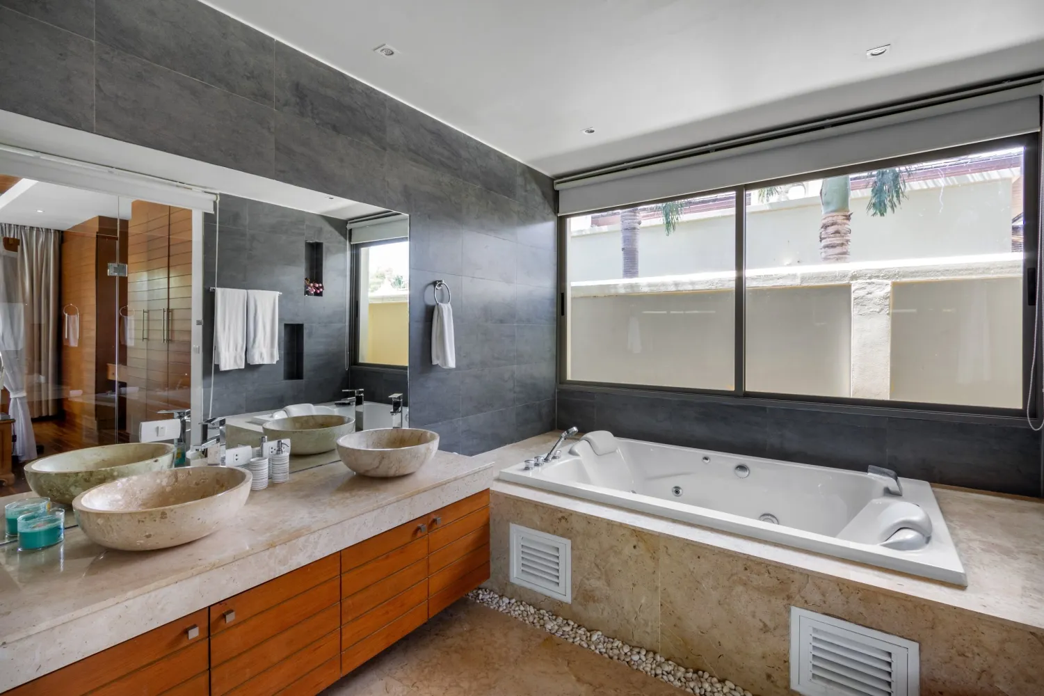 Property image - full photo 16