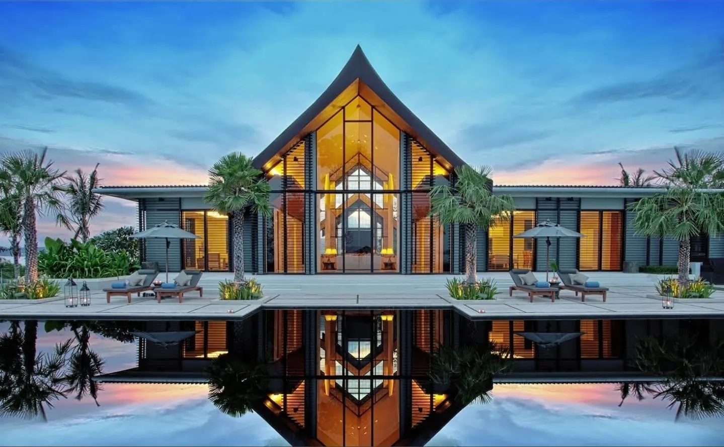 Villa Sawarin — Luxury 10-Bedroom Beachfront Estate - full photo 2
