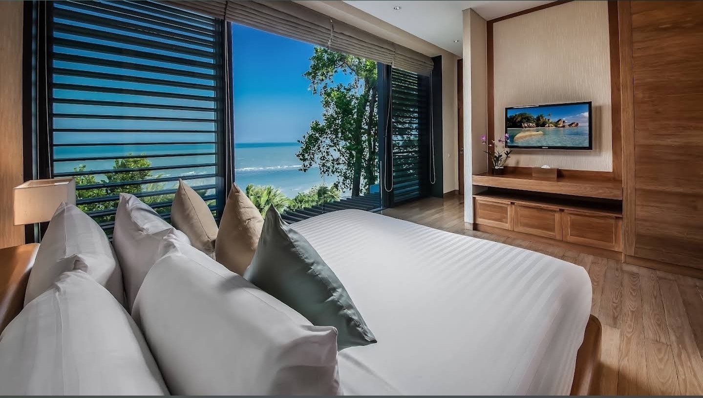 Villa Sawarin — Luxury 10-Bedroom Beachfront Estate - full photo 30
