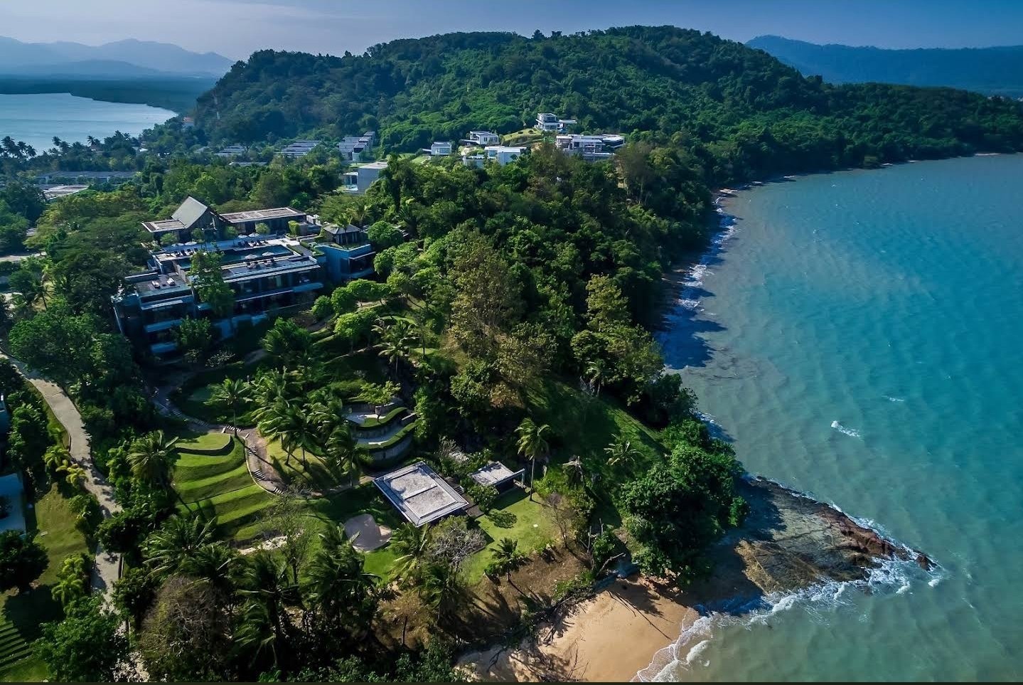 Villa Sawarin — Luxury 10-Bedroom Beachfront Estate - full photo 6