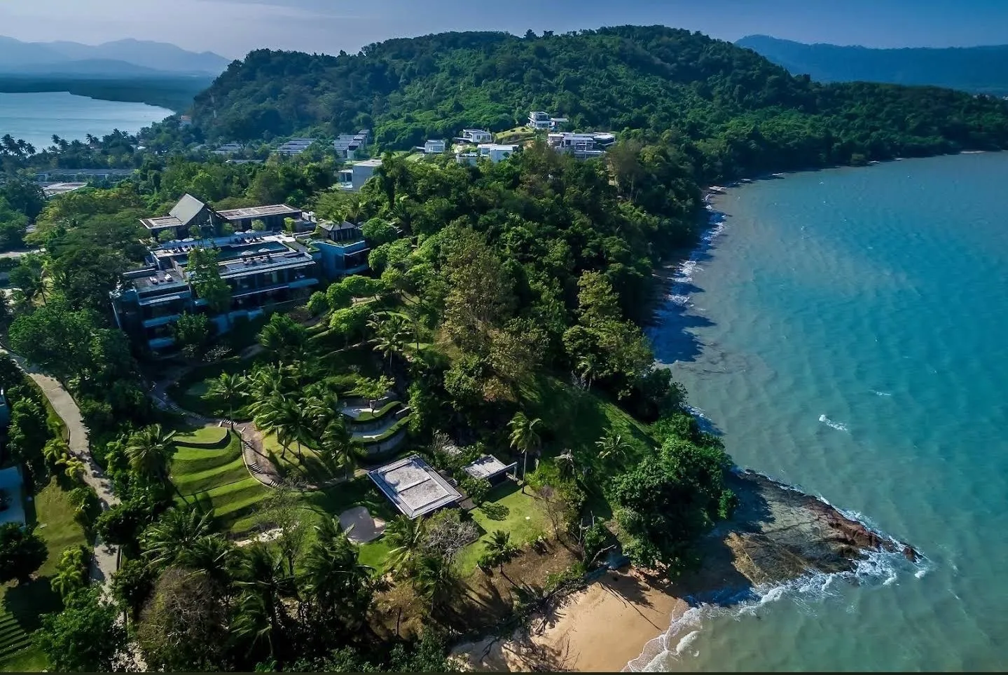 Villa Sawarin — Luxury 10-Bedroom Beachfront Estate - full photo 6
