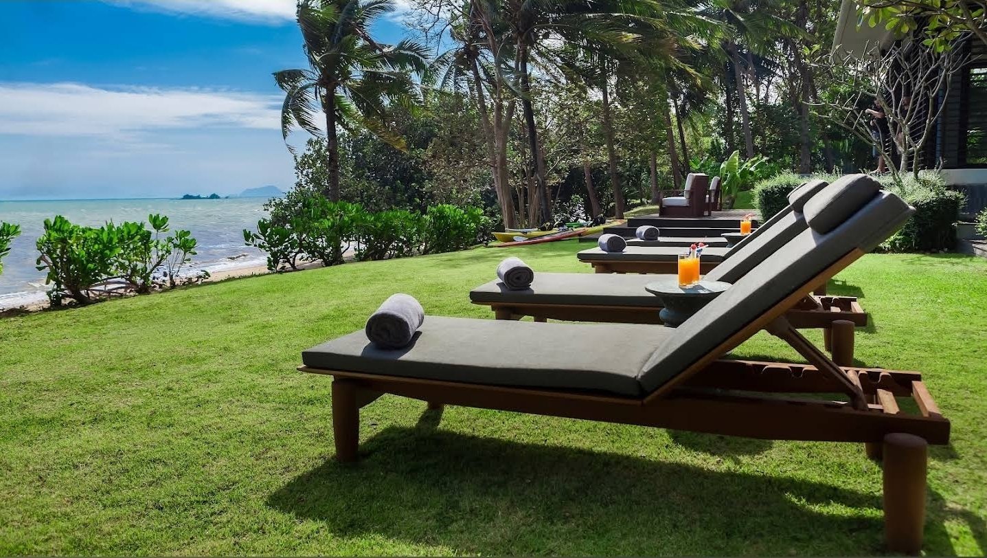 Villa Sawarin — Luxury 10-Bedroom Beachfront Estate - full photo 17