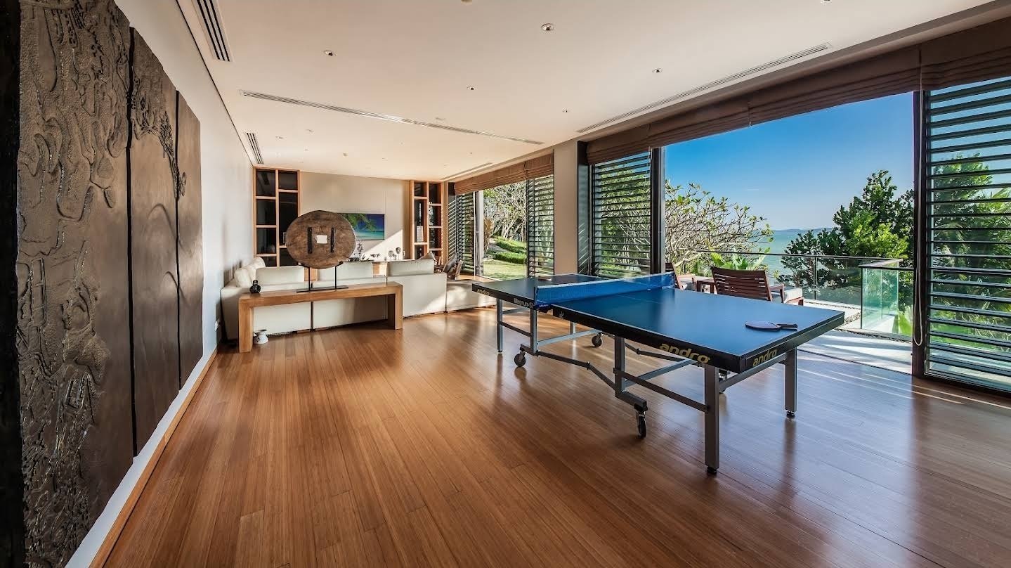 Villa Sawarin — Luxury 10-Bedroom Beachfront Estate - full photo 20