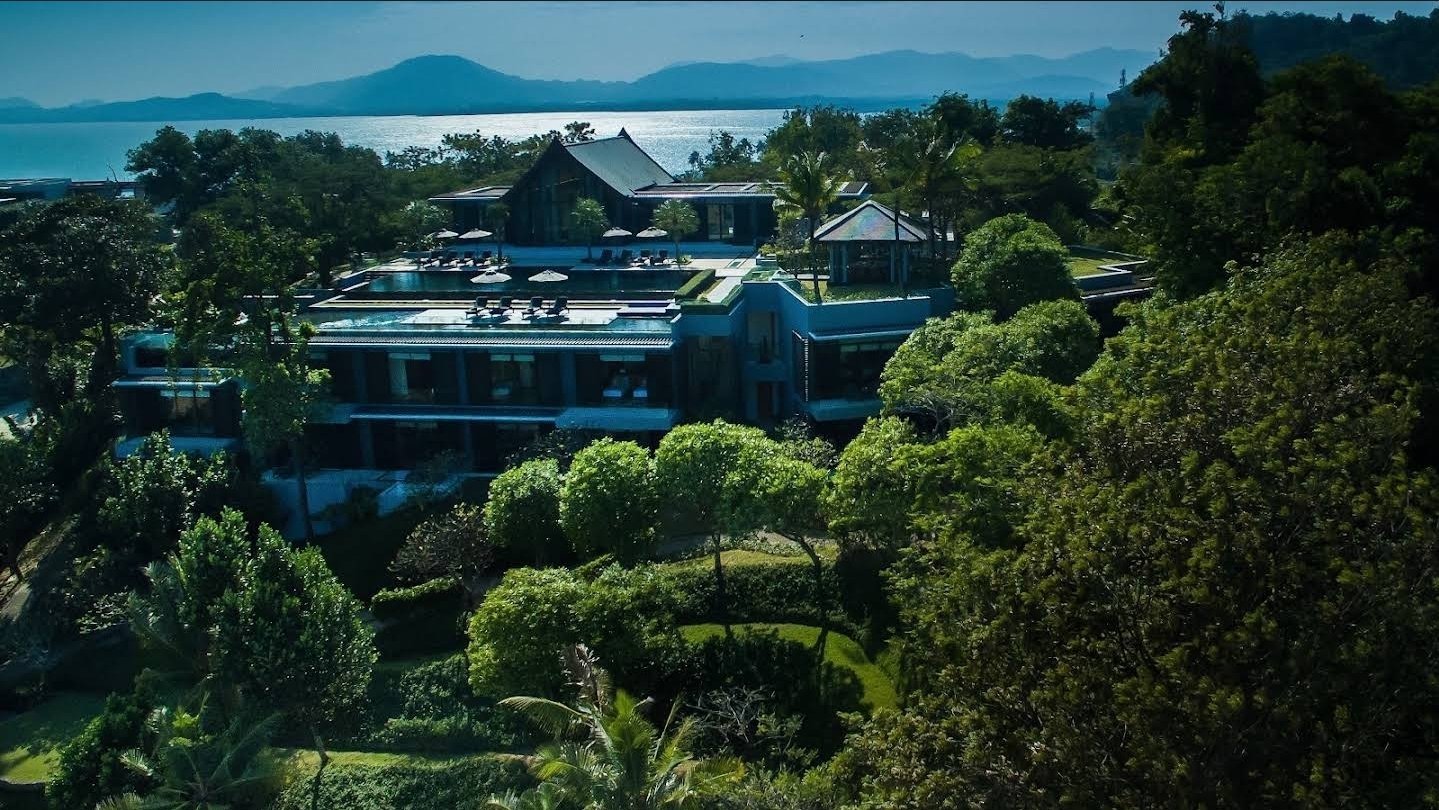 Villa Sawarin — Luxury 10-Bedroom Beachfront Estate - full photo 7