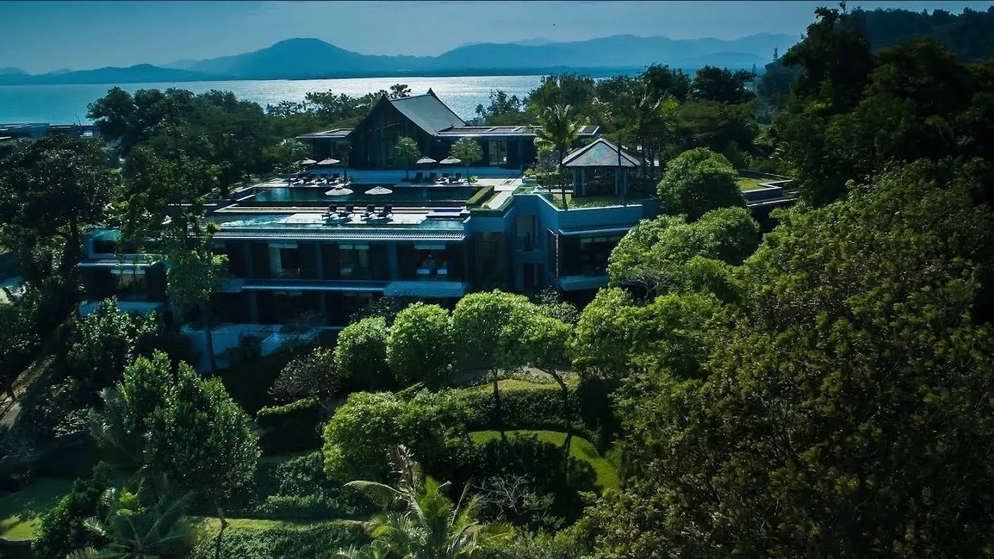 Villa Sawarin — Luxury 10-Bedroom Beachfront Estate - full photo 7