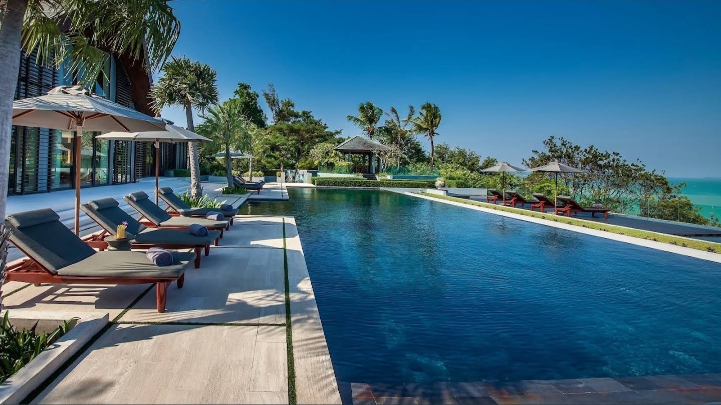 Villa Sawarin — Luxury 10-Bedroom Beachfront Estate - full photo 10
