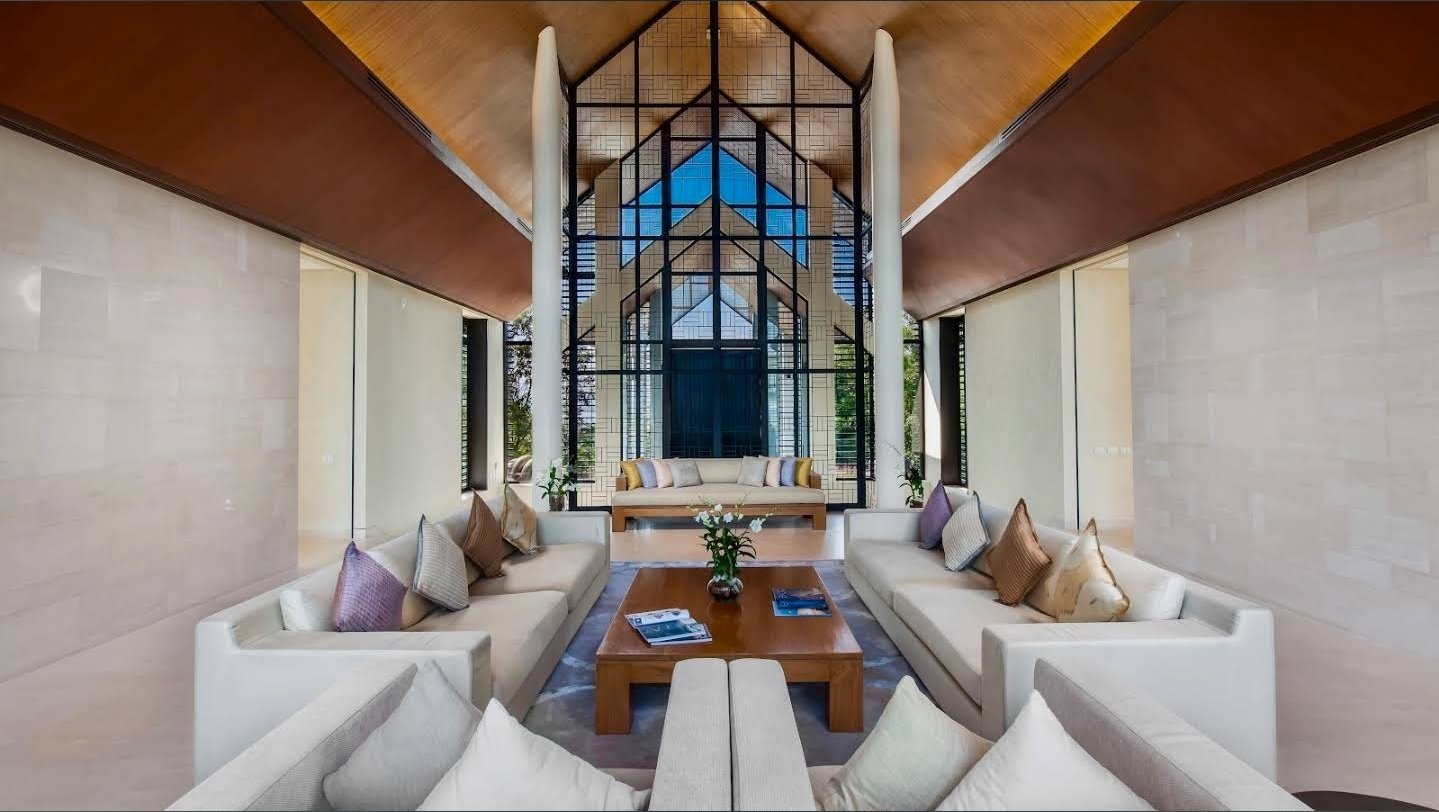 Villa Sawarin — Luxury 10-Bedroom Beachfront Estate - full photo 22