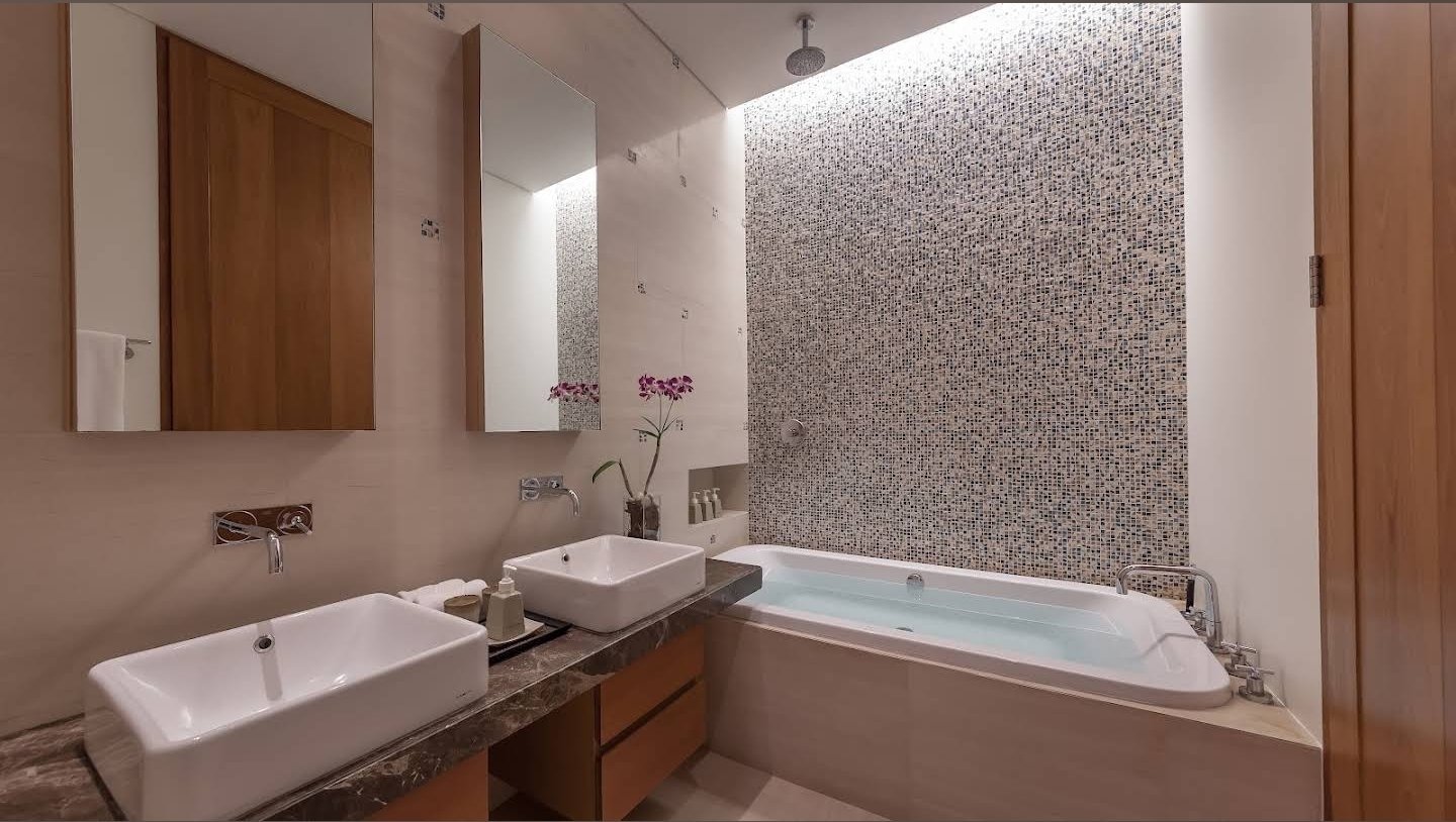 Villa Sawarin — Luxury 10-Bedroom Beachfront Estate - full photo 51