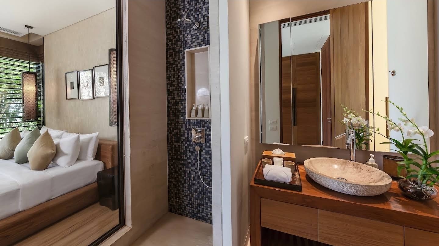 Villa Sawarin — Luxury 10-Bedroom Beachfront Estate - full photo 52