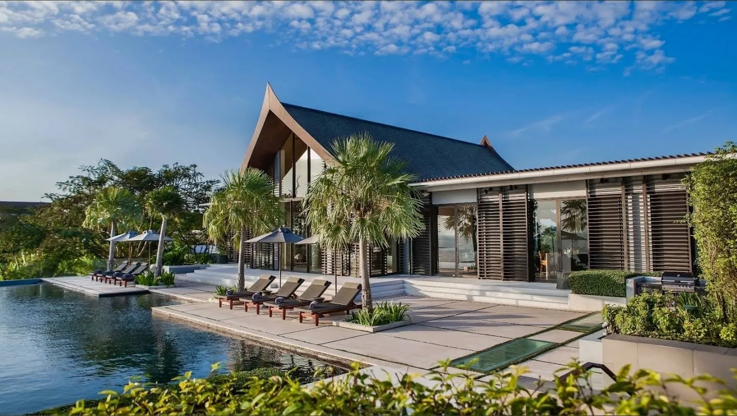 Villa Sawarin — Luxury 10-Bedroom Beachfront Estate - full photo 3