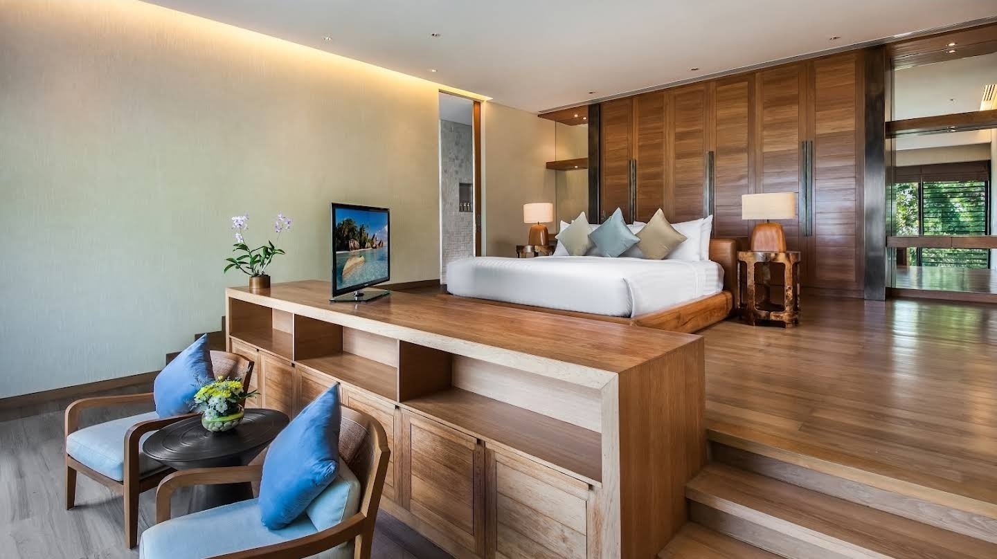 Villa Sawarin — Luxury 10-Bedroom Beachfront Estate - full photo 37