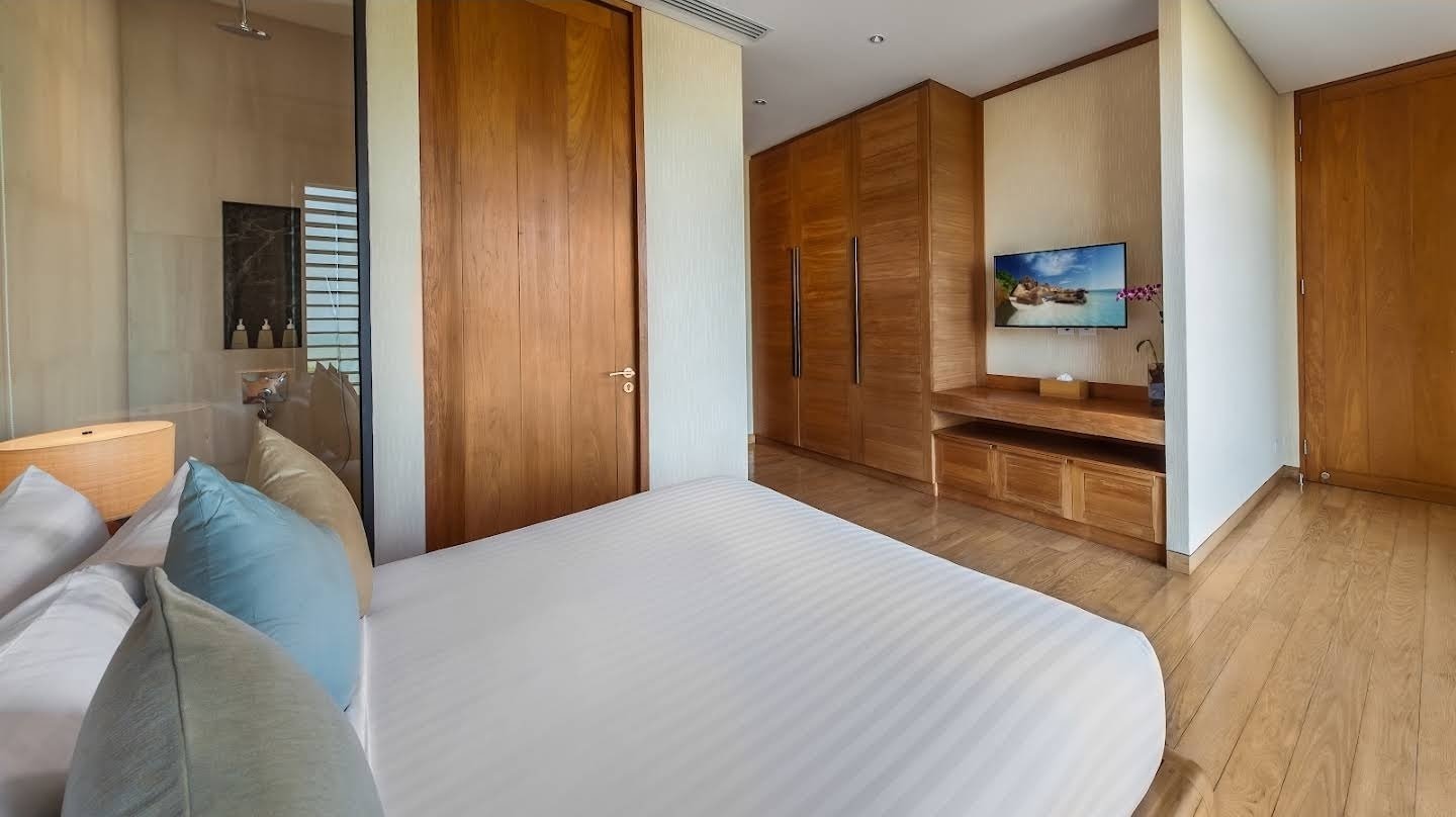 Villa Sawarin — Luxury 10-Bedroom Beachfront Estate - full photo 40