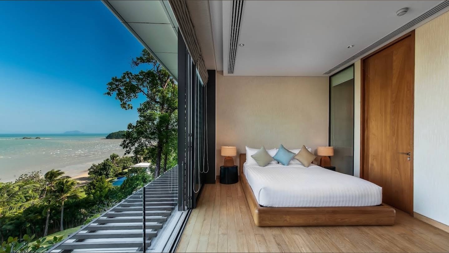 Villa Sawarin — Luxury 10-Bedroom Beachfront Estate - full photo 43