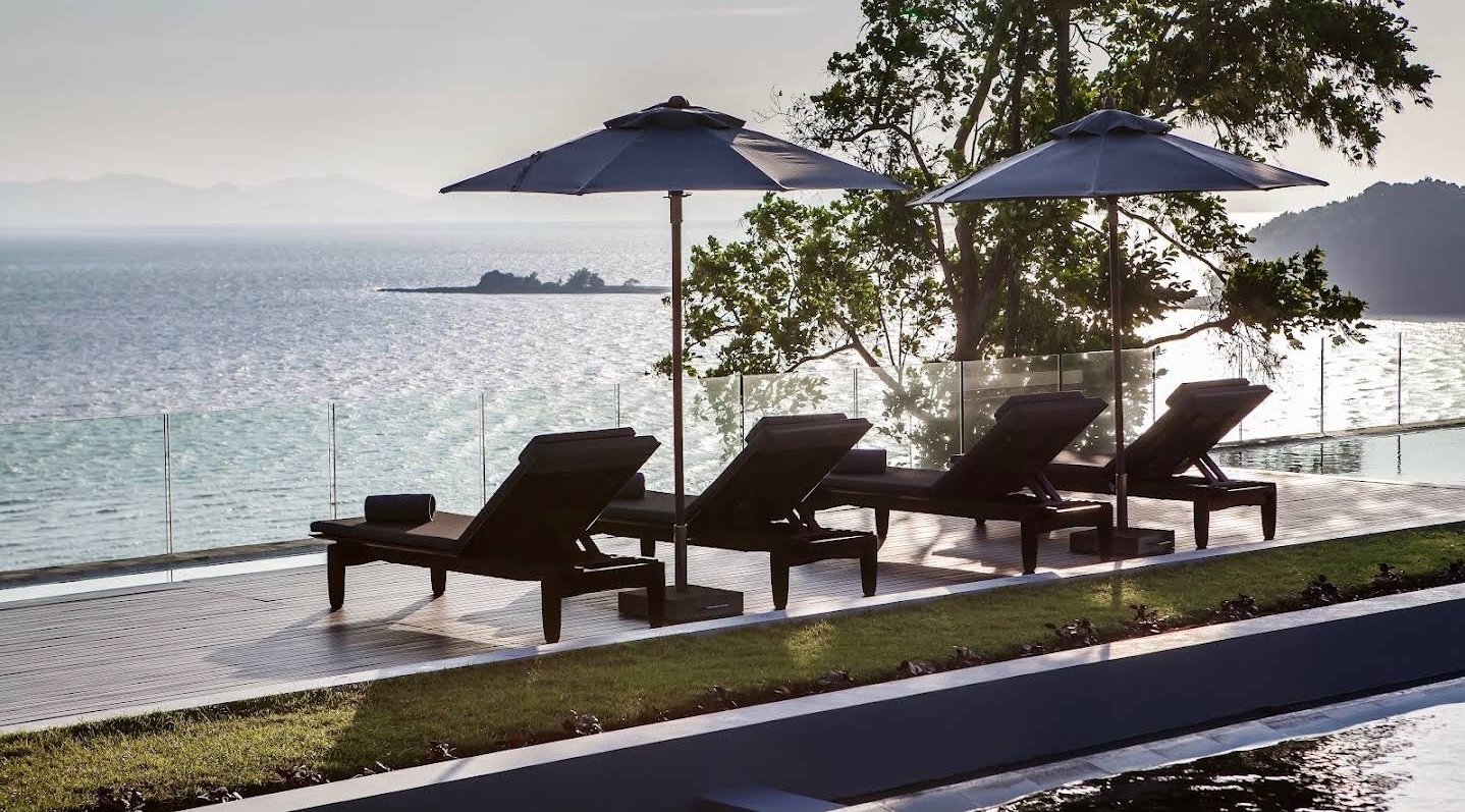 Villa Sawarin — Luxury 10-Bedroom Beachfront Estate - full photo 12