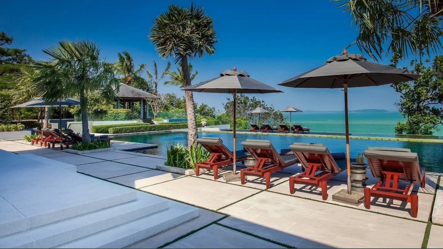 Villa Sawarin — Luxury 10-Bedroom Beachfront Estate - full photo 62