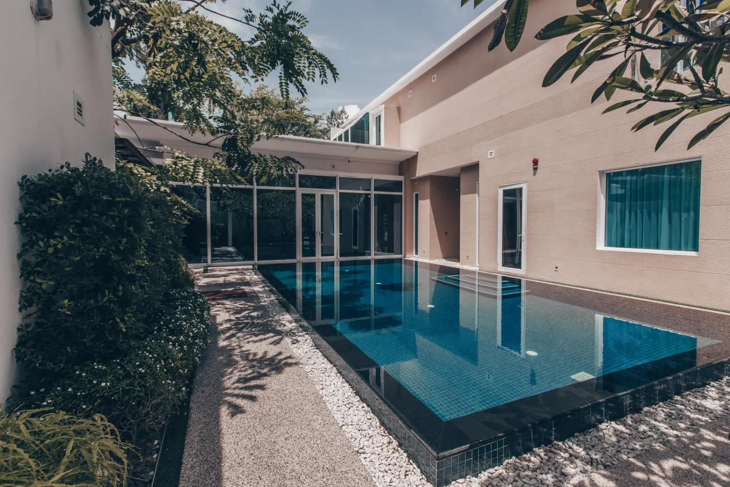 Property image - full photo 2