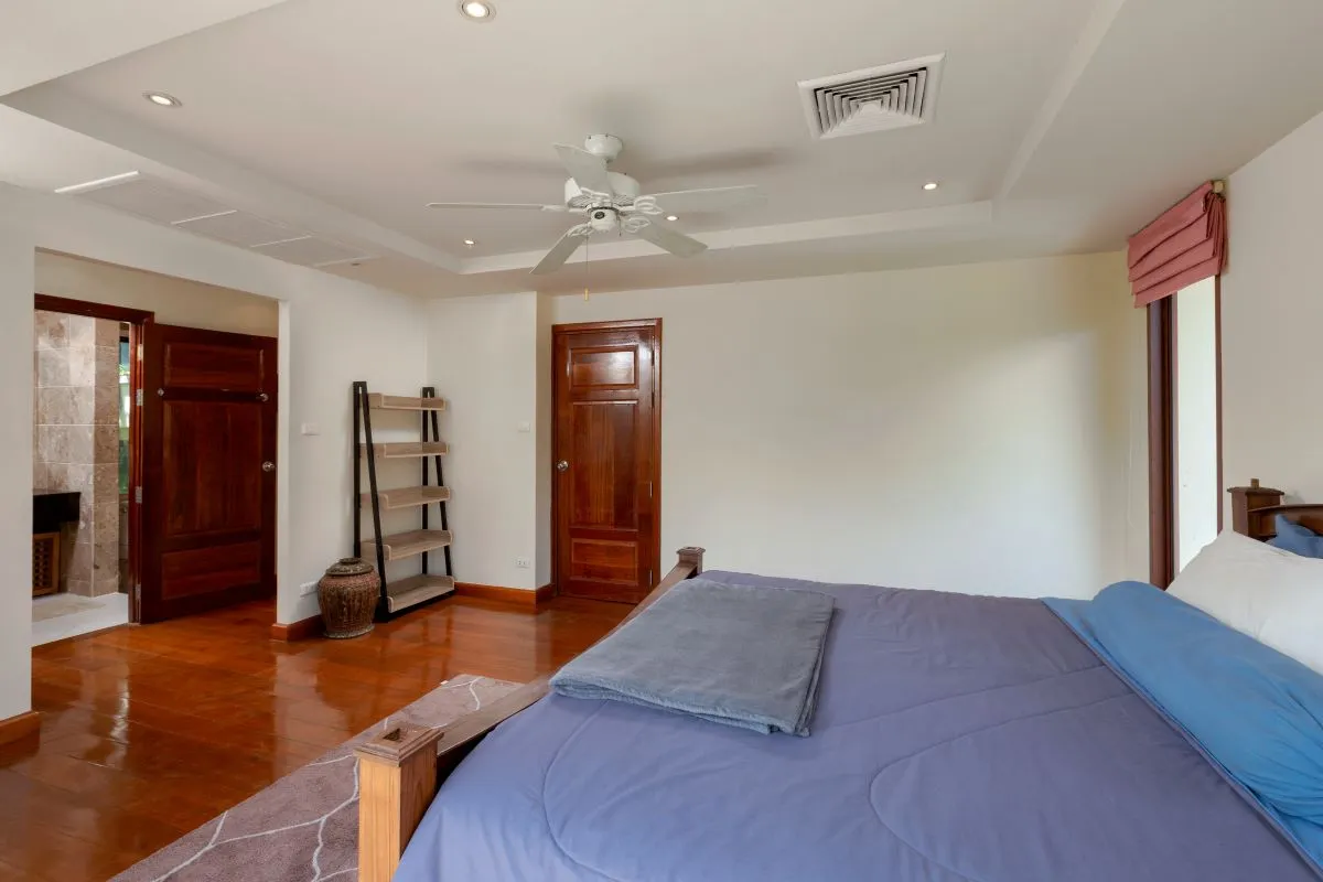 Property image - full photo 16