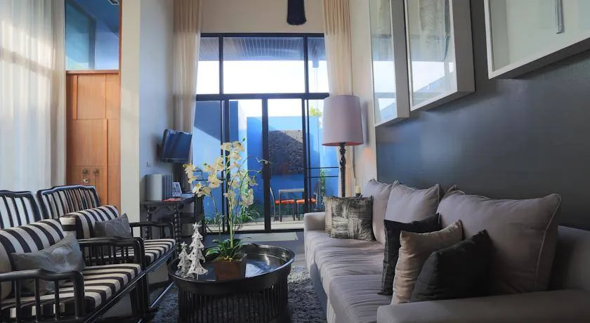 Property image - full photo 2