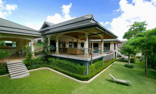 Модная вилла с 4 спальнями и с видом на бассейн, на пляже Найхарн