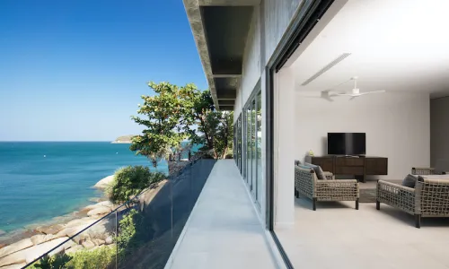 Cтильная вилла премиум класса с 6 спальнями и с видом на море в проекте Катаманда, на пляже Ката