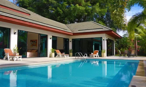 Потрясающая вилла с 4 спальнями и с видом на бассейн, на пляже Найхарн